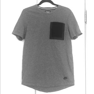 Nike heather grey men’s T-shirt with mesh pocket